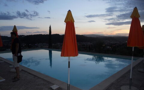 Tenuta Il Tresto: Vand, Himmel, Afspejling, Reflekterende Pool, Sky, Turisme, Aften, Ferie, Monument, Rots