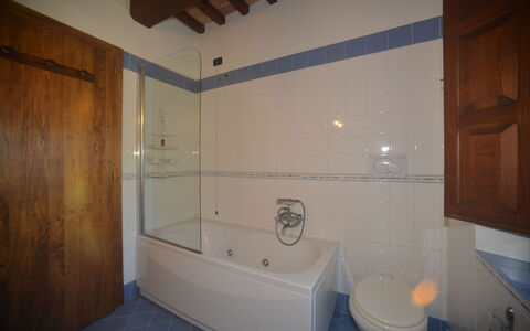 Casale Biancospino: Badeværelse, Værelse, Ejendom, Arkitektur, Hus, Indretning, Bygning, Sanitærarmatur, Badekar, Flise