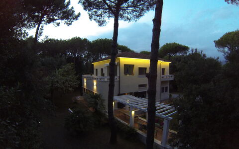 Marina Dei Ronchi Prestige: Træ, Himmel, Hus, Arkitektur, Landskab, Køretøj, Hjem