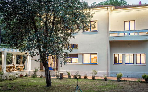 Marina Dei Ronchi Prestige: Ejendom, Hus, Bygning, Træ, Hjem, Boligområde, Arkitektur, Ejendom, Lejlighed, Værelse