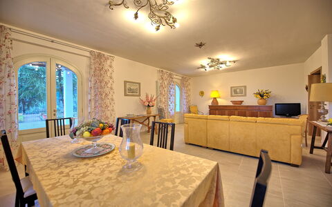 Villa Gaville: Værelse, Ejendom, Indretning, Bygning, Møbel, Loft, Gul, Spisestue, Hus, Hjem